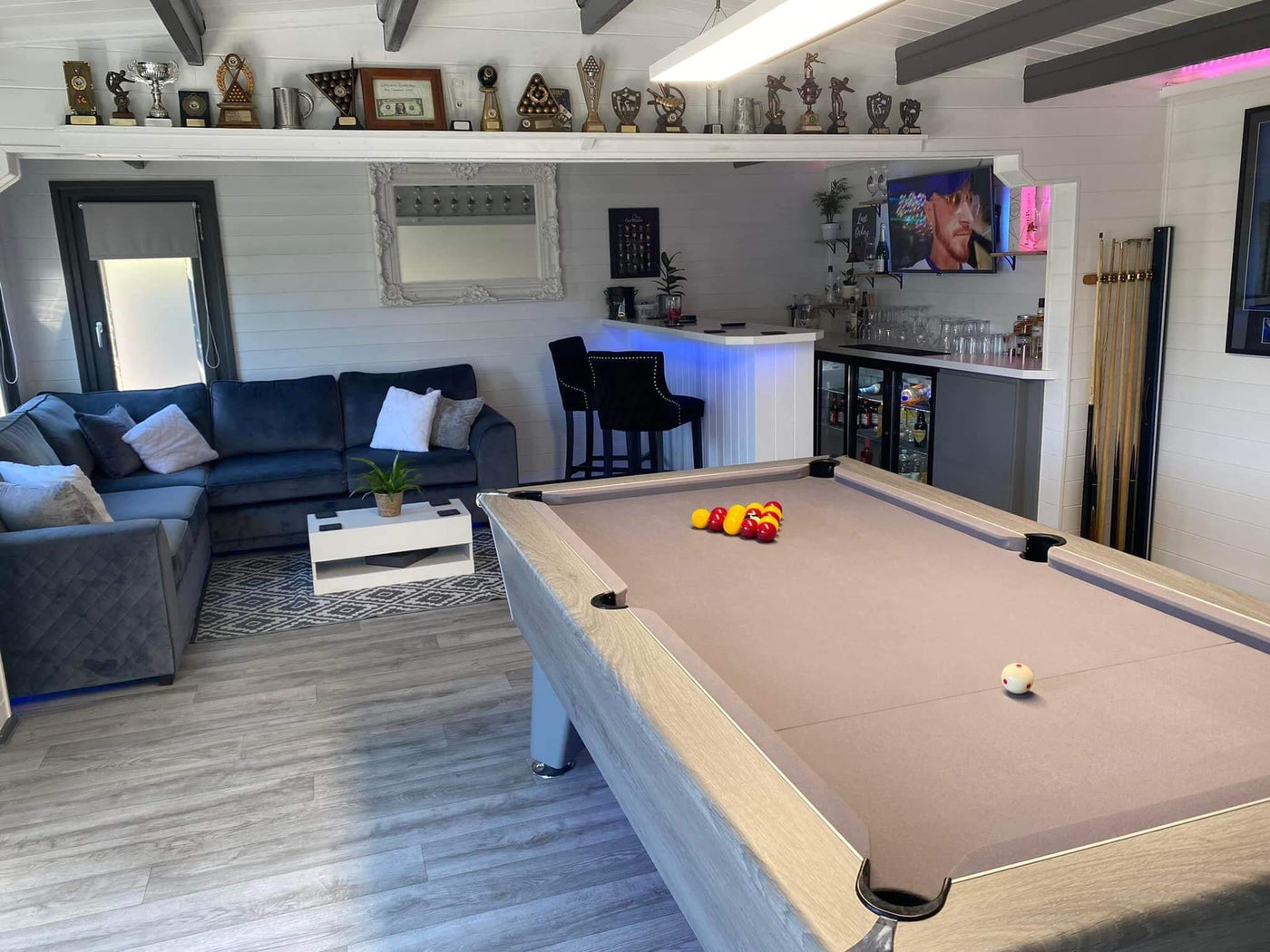 log_cabin_bar_and_pub_pool_table